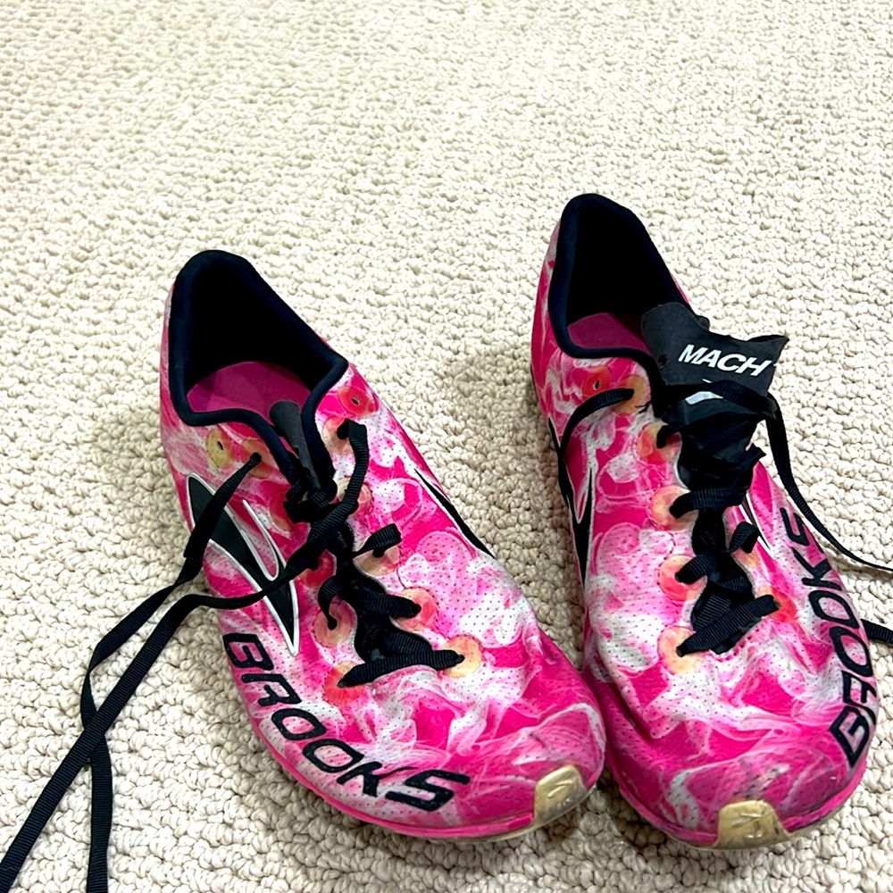 Brooks Mach 15 Spikeless Track shoes size 7 Pink/white/black
